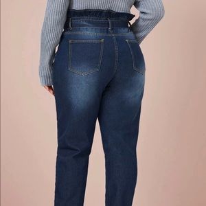 High rise jeans with cute belt